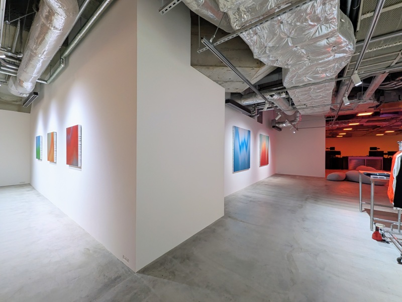 地下に設けた多目的ホールの入り口付近（写真：日経クロステック）