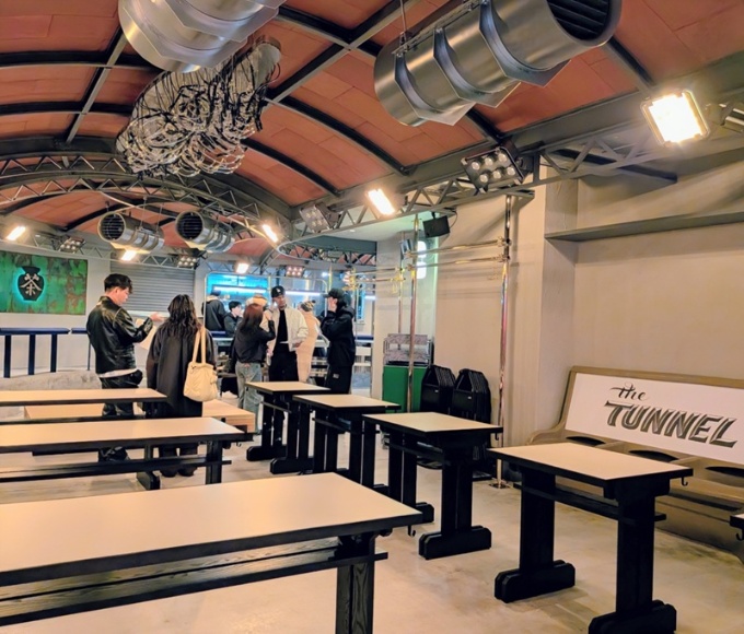 THE HALLと空間が連続する地下の食堂「THE TUNNEL」。天井はトンネルのようなアーチ形をしている。複数の建築家が内装や什器(じゅうき)のデザインに参画している(写真:日経クロステック)
