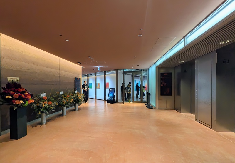 地下階も版築壁で地層のように見せている（写真：日経クロステック）