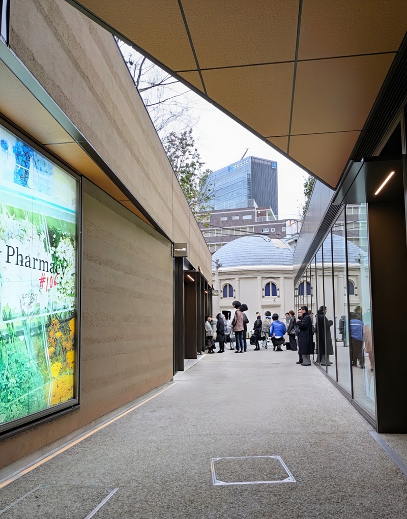 パサージュ沿いにできたEW.Pharmacyの前の「路上」には、開業日に人だかりができた（写真：日経クロステック）