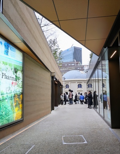 パサージュ沿いにできたEW.Pharmacyの前の「路上」には、開業日に人だかりができた(写真:日経クロステック)