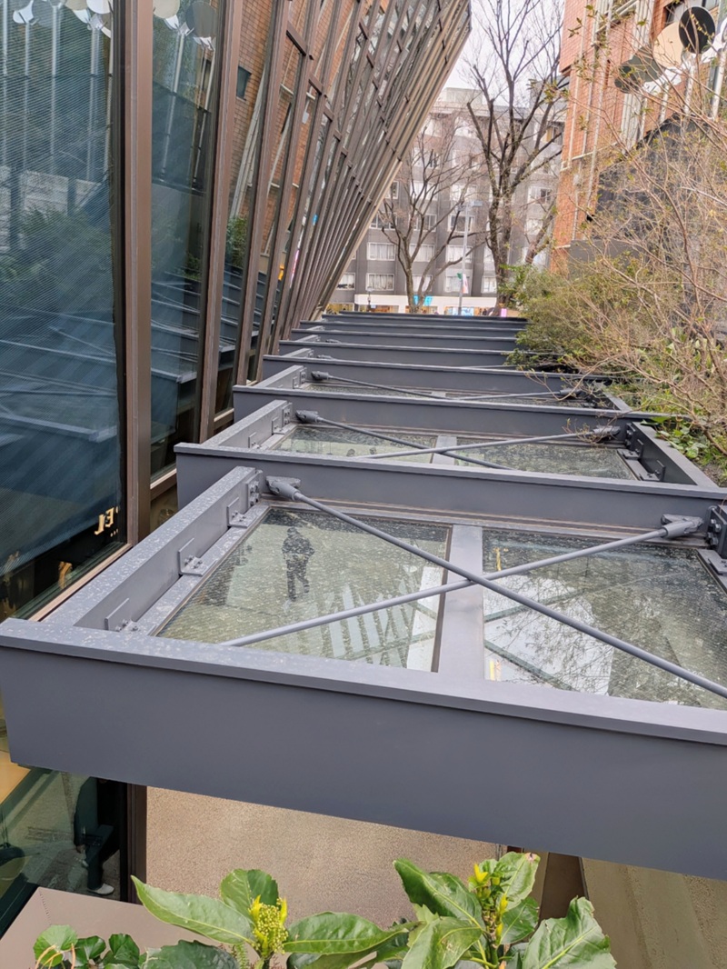 パサージュの上には一部、雨よけのガラス屋根を設けた（写真：日経クロステック）