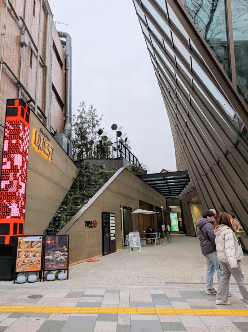 敷地の表参道側から奥原宿に通じるパサージュ（敷地内通路）の入り口。誰でも通り抜けられる（写真：日経クロステック）