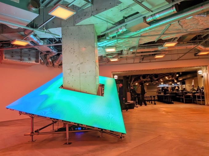 地下1階の「THE HALL」で始まったアーティストのYOSHIROTTEN(ヨシロットン)によるオープニング展示「Quiet Underground:Energy, Sound and Time」(写真:日経クロステック)