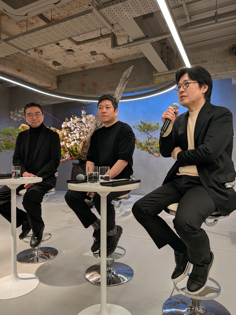 藤本壮介氏設計「JINS銀座店」、レーモンド建築に左官壁と万博の白い鹿
