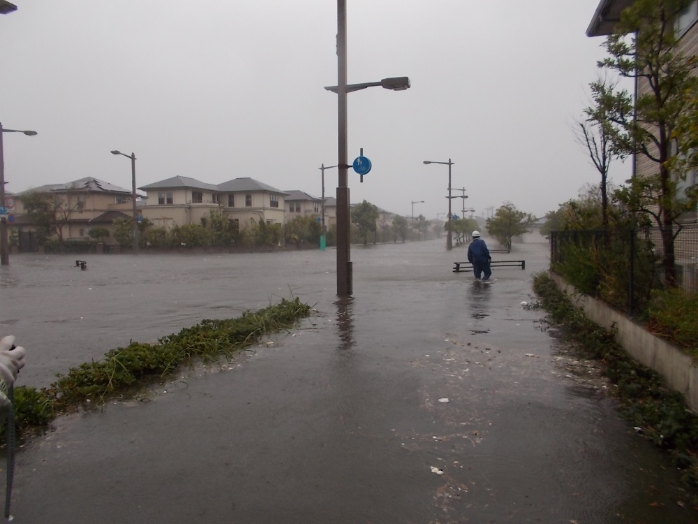  台風21号に伴う高潮・高波で浸水した南芦屋浜（兵庫県芦屋市）。9月4日午後2時過ぎに撮影（写真：芦屋市）