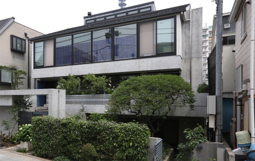 J-House（東京・新宿区）の外観。太陽光発電、地中温度利用、パッシブソーラー利用の省エネ住宅として計画。設計は1998年10月～2000年3月、構造規模は鉄筋コンクリート＋木造混構造、地下1階地上2階、延べ面積は314.01m2（写真：都築 雅人）