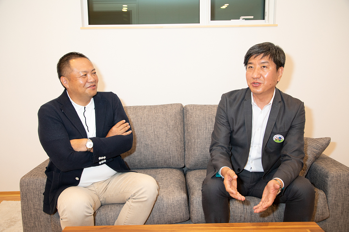 住宅の省CO2化に取り組むP.V.ソーラーハウス協会会長の南野一也氏（右）と、札幌市で高性能住宅を手がける棟晶常務取締役の齊藤克也氏（写真：新津写真）