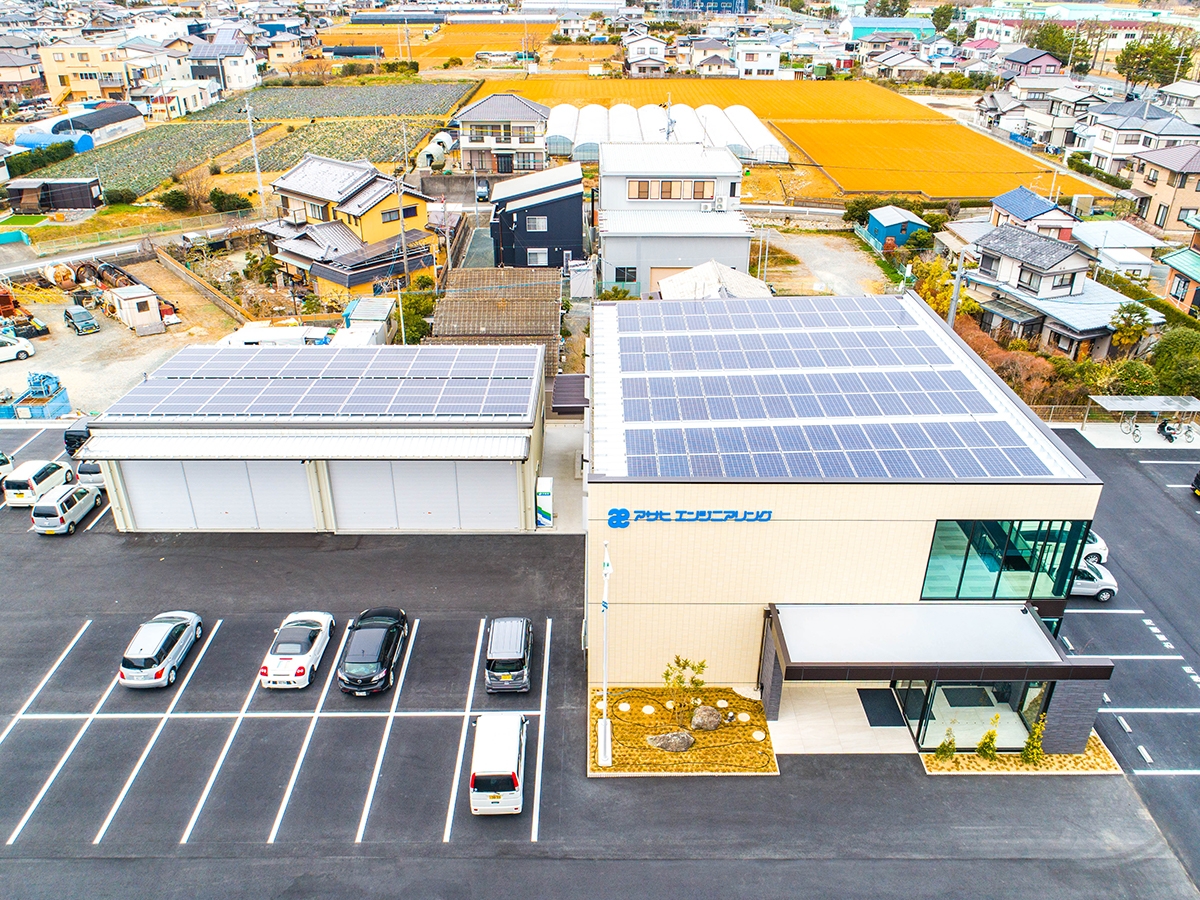  新社屋とその西側に並ぶ倉庫の屋根全面に合計59.78kWの太陽光発電パネルを設置した（写真：須山建設）