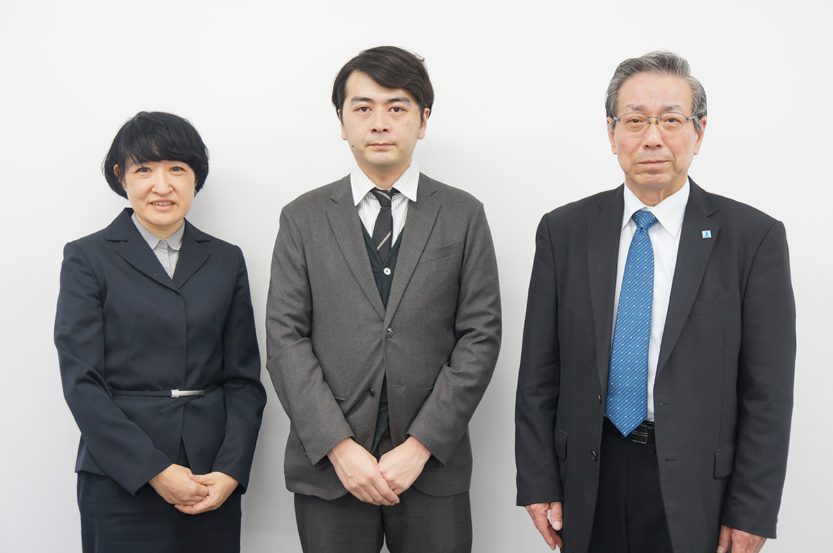 右から岩手地所の小原与一総務部長、久慈設計の吉田航・建築設計部主任主査、志田文子・執行役員設備設計部部長（写真：守山 久子）