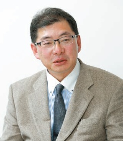 足立 剛|Tsuyoshi Adachi 1972年生まれ。2015年青山都市建設代表取締役就任。二級建築士、宅地建物取引主任士。現在、JBN連携団体ちば木造ネットワ-ク理事、JBN中大規模木造委員会委員などを務める(写真:大久保 惠造)