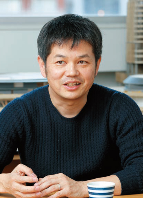 小堀 哲夫｜Tetsuo Kobori　1997年法政大学大学院工学研究科 建設工学専攻修士課程（陣内秀信研究室）修了。久米設計に入社。2008年小堀哲夫建築設計事務所設立。2017年「ROKI Global Innovation Center –ROGIC–」で日本建築学会賞、JIA日本建築大賞を同年にダブル受賞。19年に「NICCA INNOVATION CENTER」で二度目のJIA日本建築大賞を受賞する（写真：大久保 惠造）