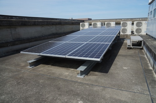 屋上に設けた太陽光発電設備。屋上に余剰スペースがあったため設置できた（写真：守山 久子）