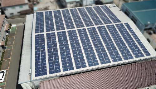 YAMABISHI海老名工場の屋根上に設置した太陽光発電パネル（写真：YAMABISHI）