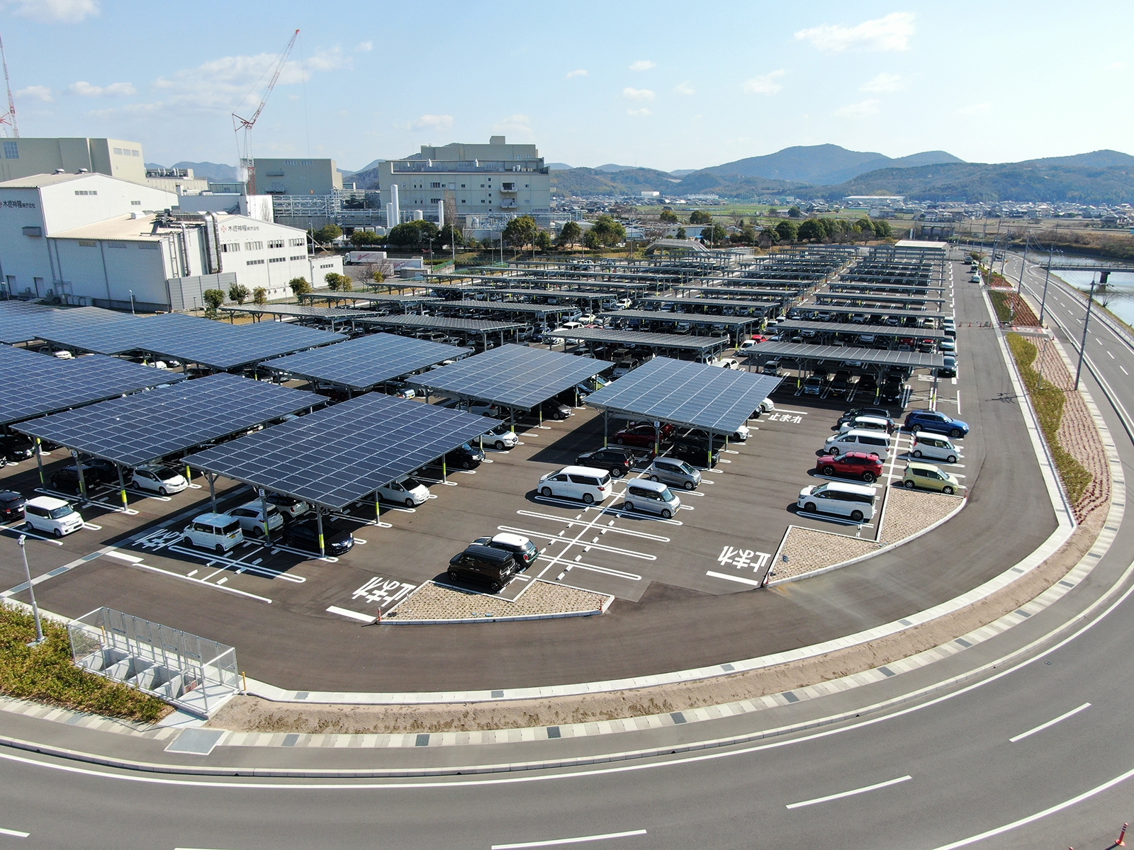  岡山村田製作所の駐車場型メガソーラーシステム（写真：村田製作所）