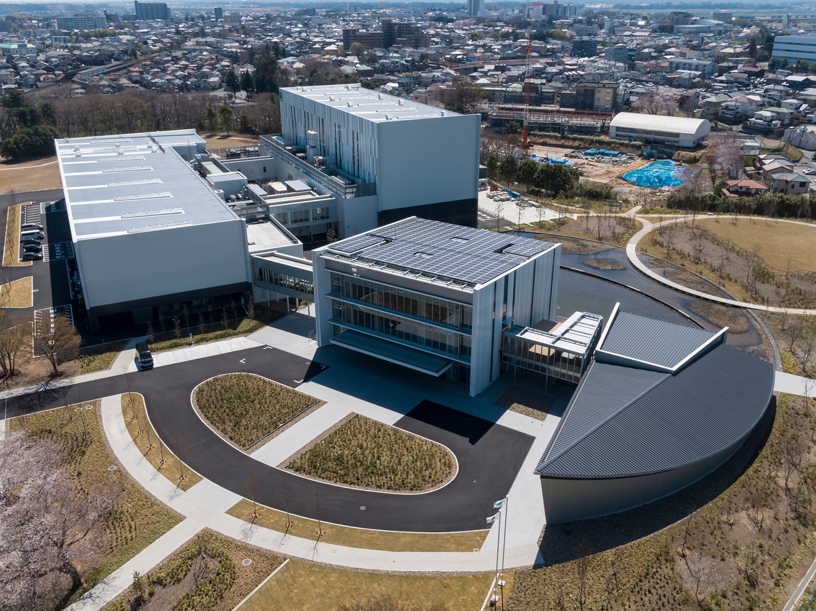  北西側から見下ろす「ICI総合センターICIラボ」の全景。中央がエクスチェンジ棟（写真：前田建設工業）