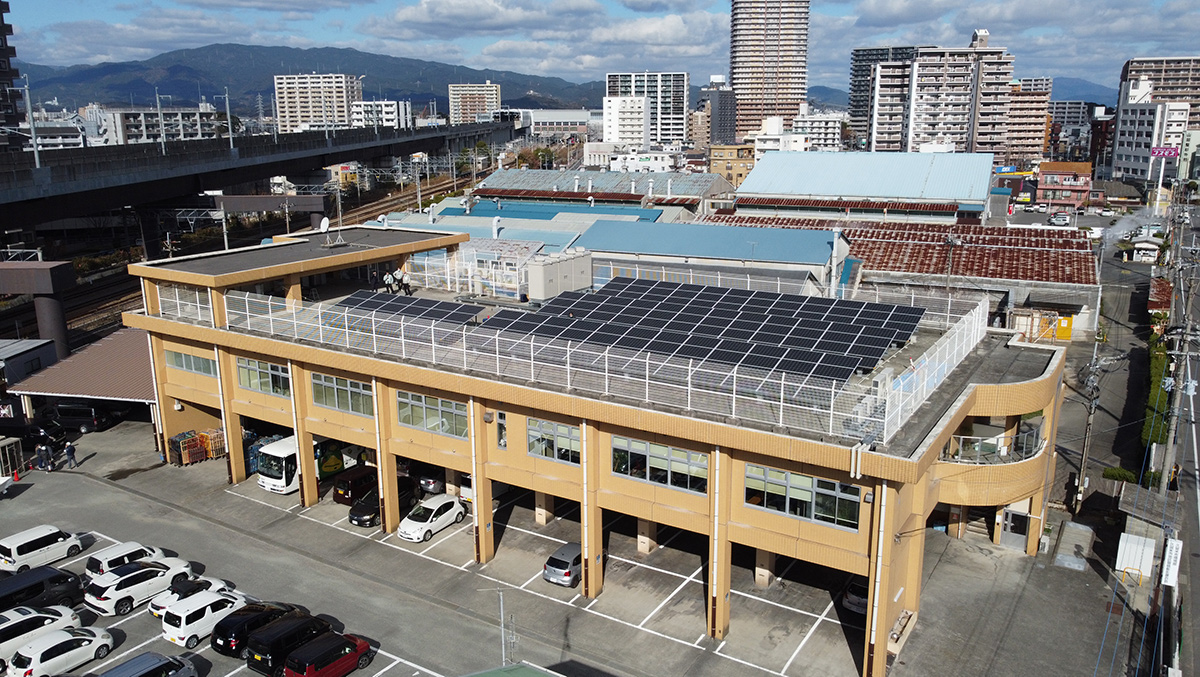 久留米市環境部庁舎の外観。屋上に52.1kWの太陽光発電設備を並べている（写真：久留米市）