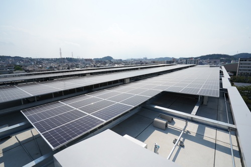屋上に並べた太陽光発電パネル（写真：三菱電機）