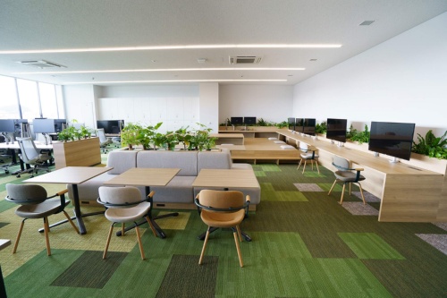 グリーン系の内装と植栽を施した3階の実証室。「リラックス」がテーマ（写真：三菱電機）