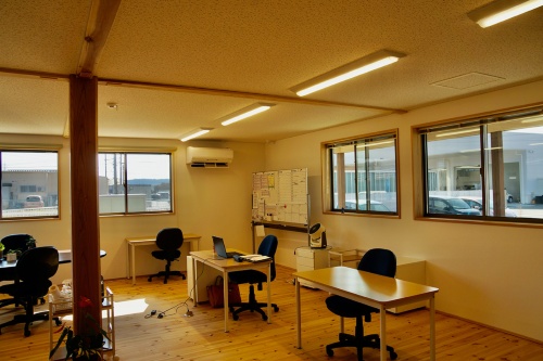 オフィスの一角。壁の上部に住宅用のエアコンを取り付けている（写真：守山 久子）