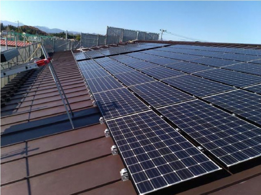  屋上に載せた太陽光発電のパネル（写真：福島県県中建設事務所）