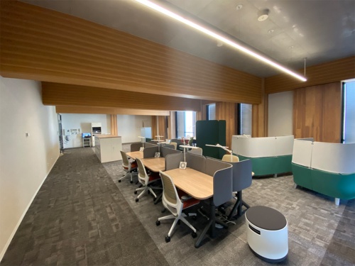 3階事務室。カーペットの色が薄い中央部分をソックダクトで集中的に冷暖房する（写真：熊谷組）
