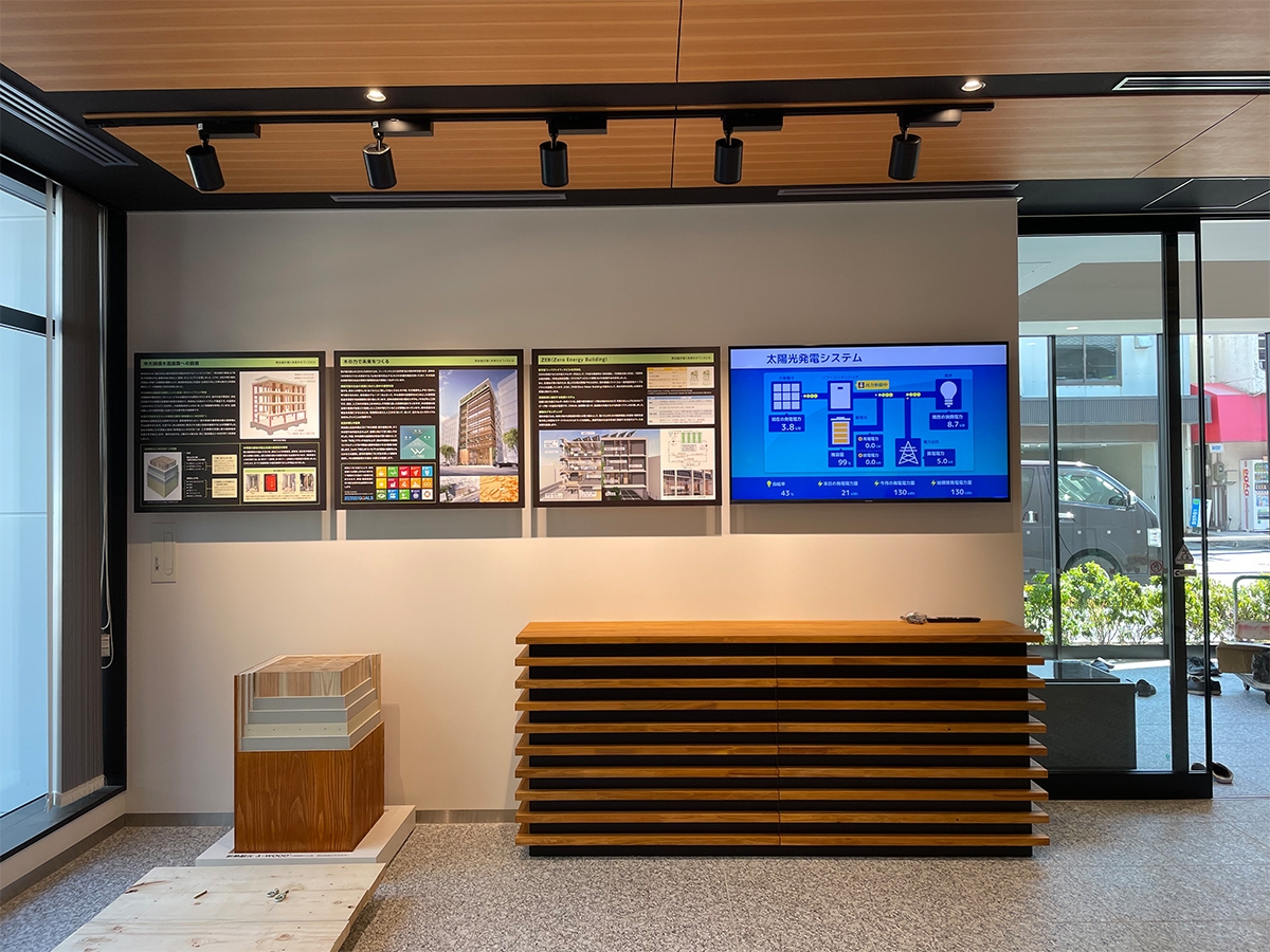  福井本店に導入した技術を紹介した1階エントランスホールの展示。左下に木質耐火部材の模型が見える（写真：熊谷組）