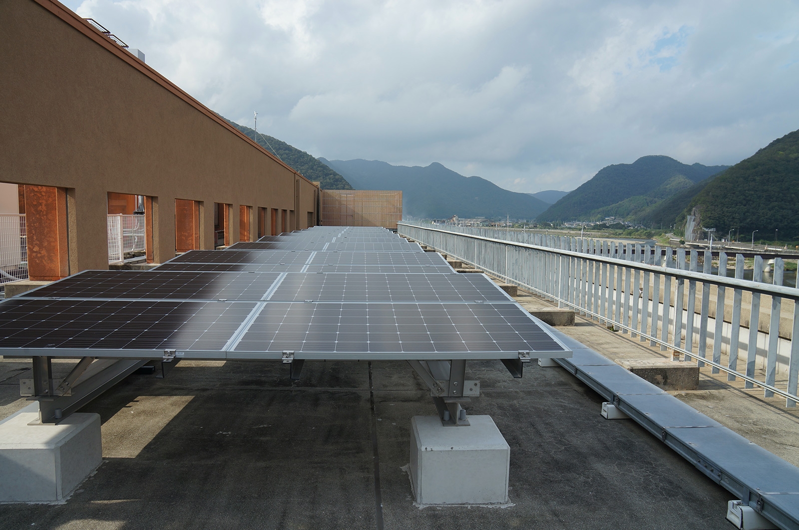  屋上に設置した太陽光発電設備の一部（写真：守山 久子）