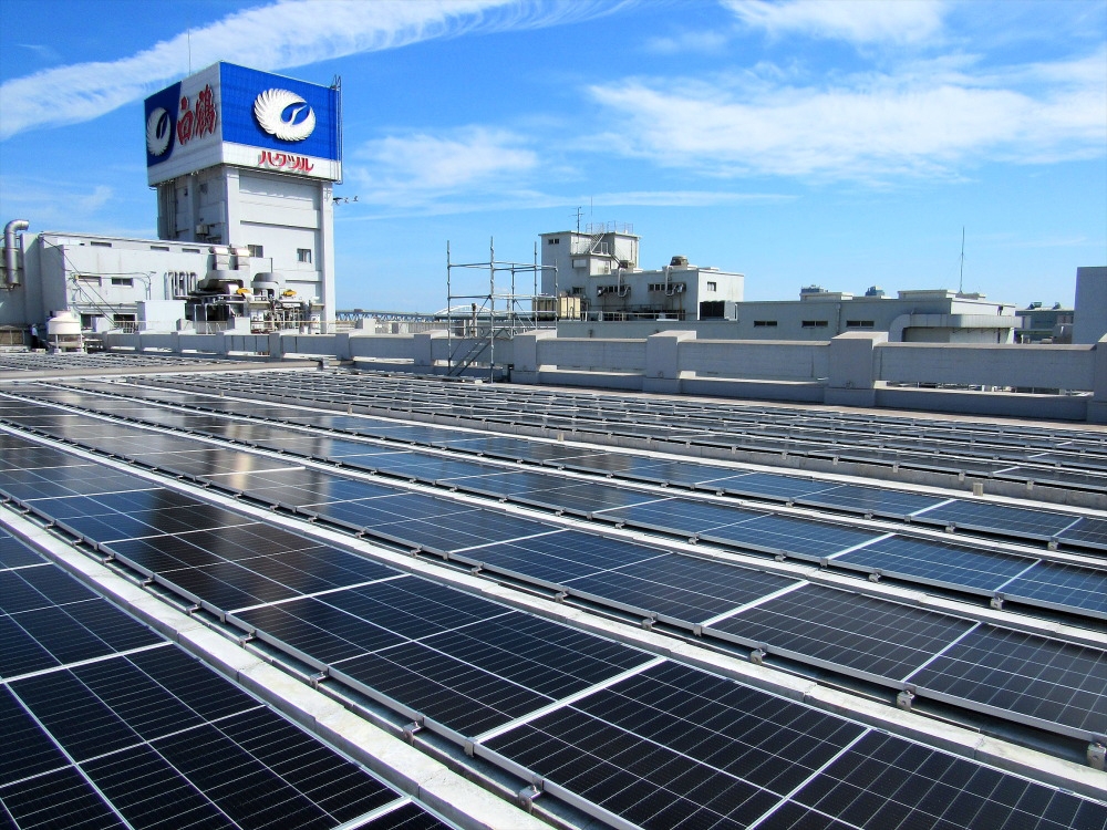  太陽光発電パネルを設置した白鶴酒造本店三号工場の4階屋上（写真：白鶴酒造）