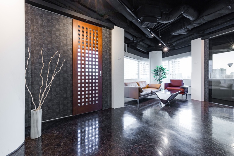 和の格子をモダンにアレンジした天井高ドア 日経クロステック Xtech 和の格子をモダンにアレンジした天井高ドア 日経クロステック Xtech