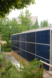 光透過性を持つ「DUOMAX（多結晶）」を用いたBIPVの実例。屋上緑化のために太陽光発電パネルを屋上に設置することが難しく、開口部にガラス代わりに採用した。突き付け目地はシリコン系シーリング材を充填、天地はアルミフレームで固定（資料：トリナ・ソーラー・ジャパン）