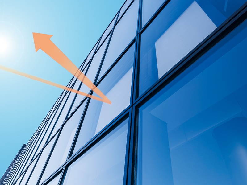 太陽からの熱線を空に返す遮熱フィルム | 日経クロステック(xTECH)