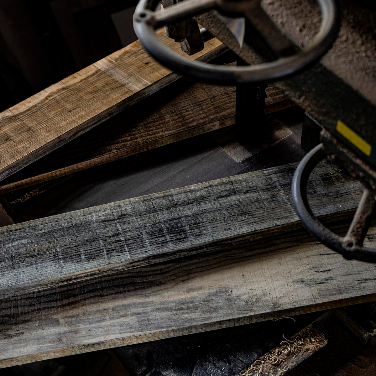 風化させて仕上げた古材風の木材 日経クロステック Xtech