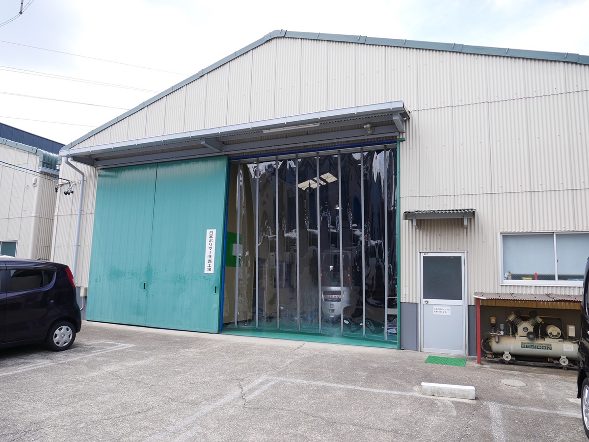  「MAGLEN」を工場の出入り口に設置した例（資料：日本ポリマー）