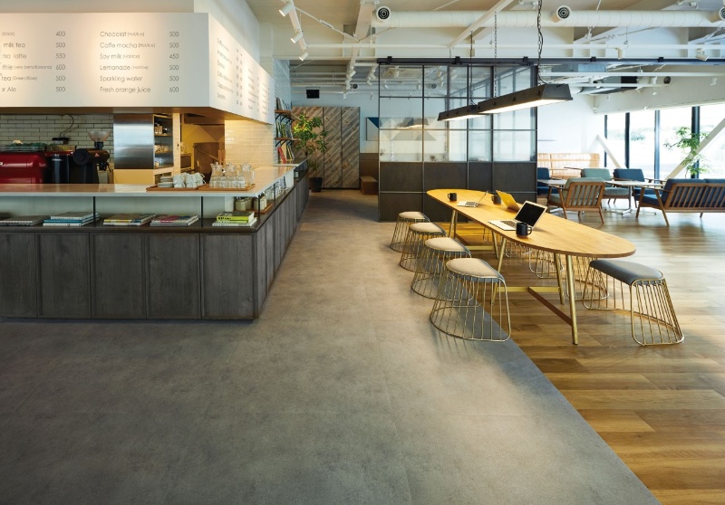 1000mm角の大判置敷きビニール床タイル 日経クロステック Xtech