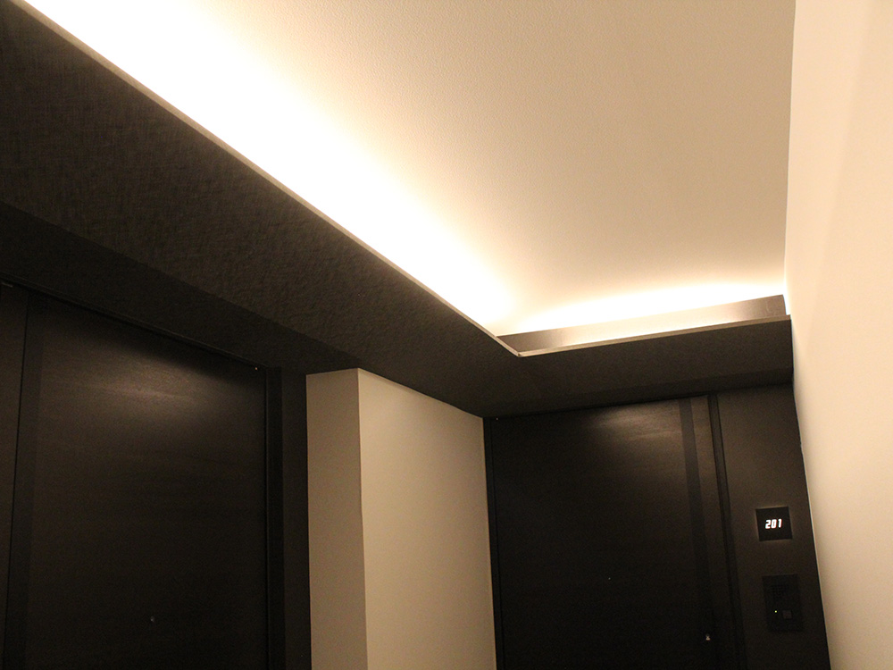 見付けが薄いL型の間接照明台座 | 日経クロステック（xTECH）