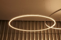 サークル形のペンダント照明として使用した例（出所：DNライティング）