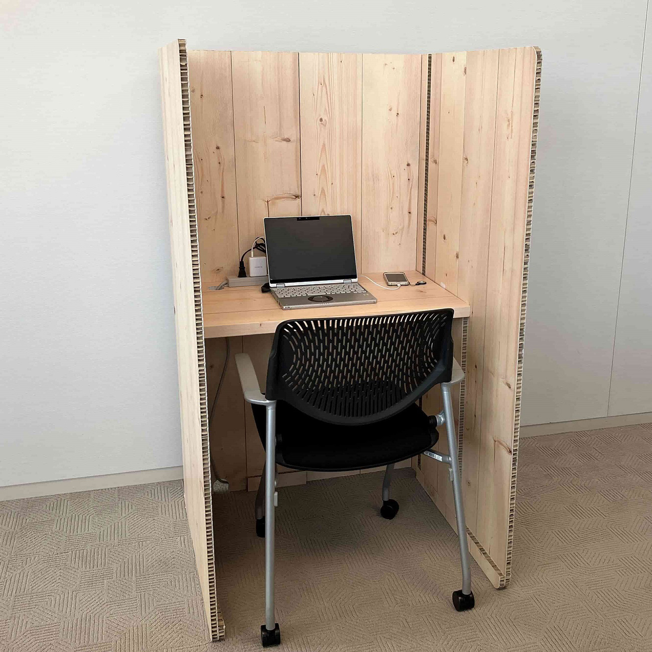 10秒で組み立てられる紙製のパーソナルブース | 日経クロステック（xTECH）