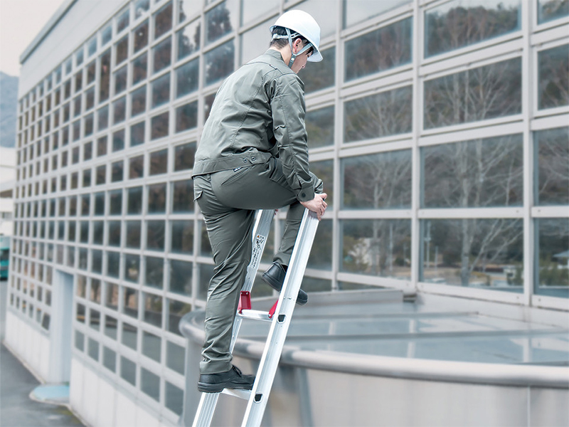 屋根の上にスムーズに乗り移れるはしご
