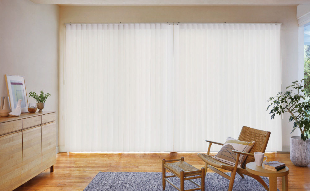 生地の間を通り抜けられる縦型ブラインド | 日経クロステック