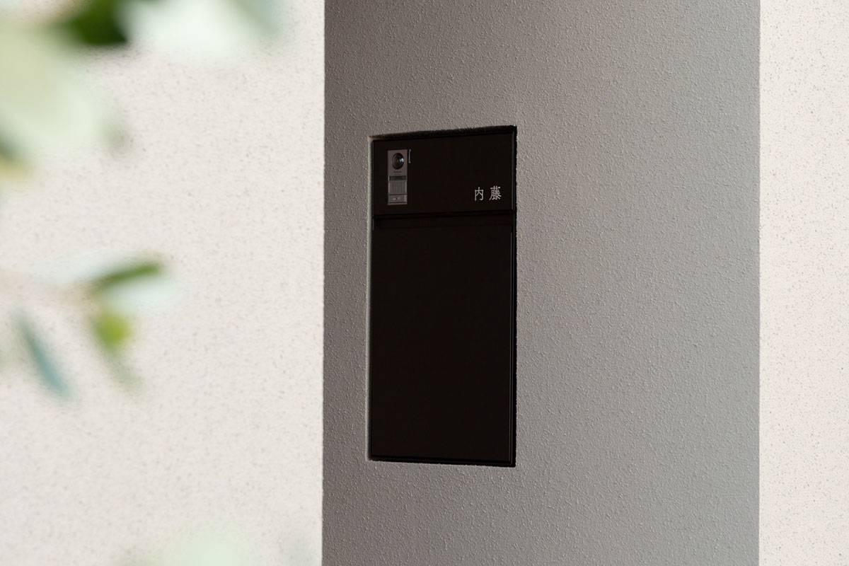 ポストとインターホン、表札のデザインに統一感があるエントランス