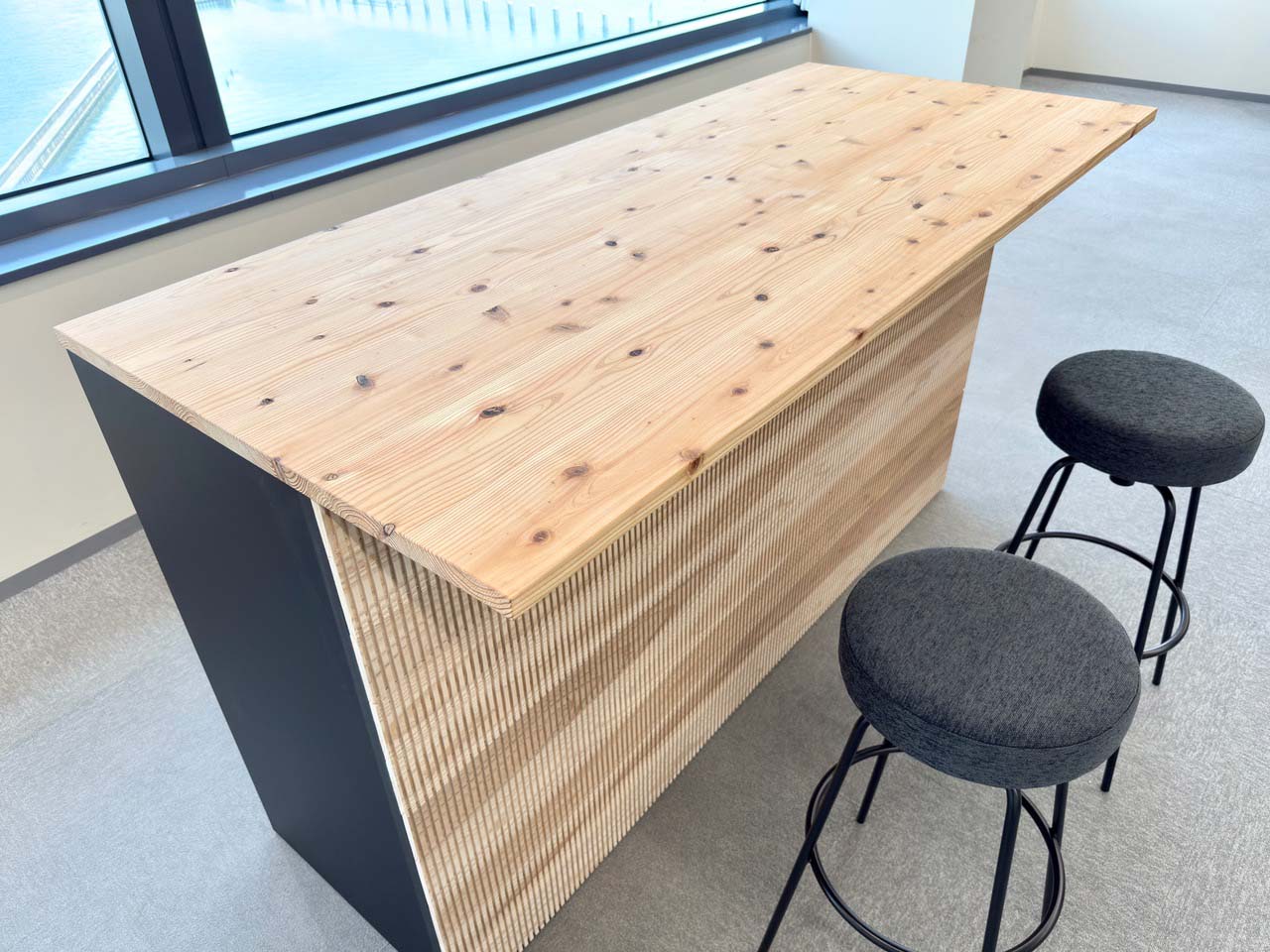 約1坪分のスペースがあれば設置できるカウンターテーブルとスツール