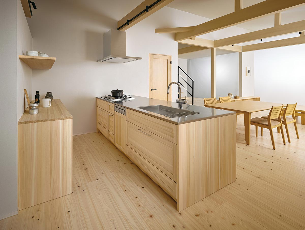 国産ヒノキの無垢材を使ったキッチン | 日経クロステック（xTECH）