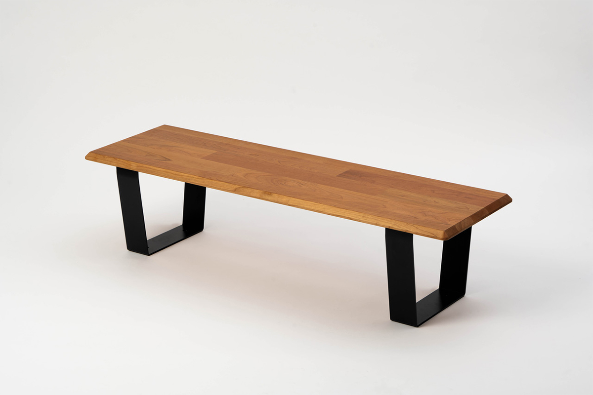 天然木の座板と板状スチール脚を組み合わせたベンチ | 日経クロス