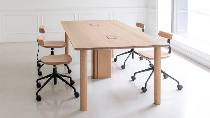 中間脚を備えた無垢材の会議用テーブル