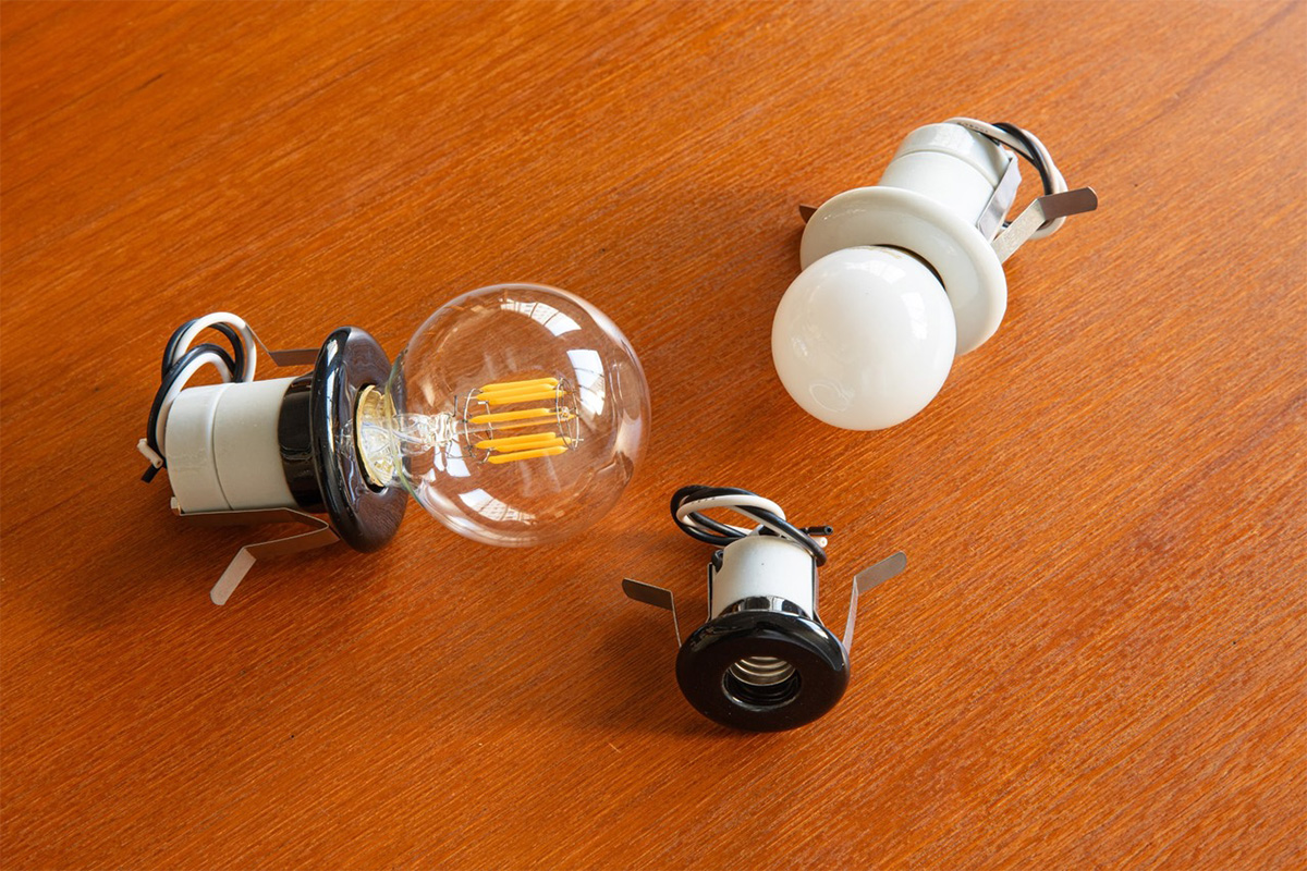 電球が壁に張り付いているように見える埋め込み照明 | 日経クロス