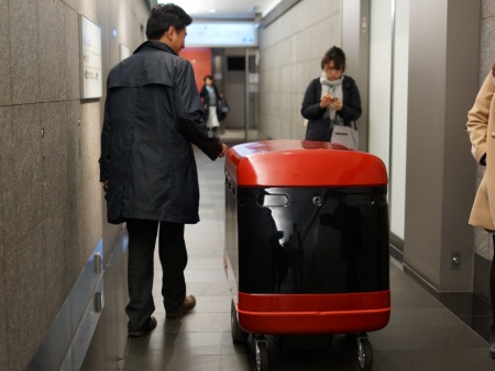 六本木ヒルズでの宅配ロボット「CarriRo Delivery」を使った実証実験の様子