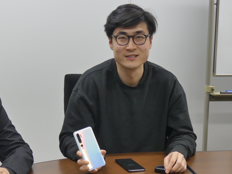 シャオミで東アジア事業を統括するSteven Wang氏（同社 Global Department General Mnager、East Asia Region）。同氏が持っているのが日本で発売したスマホ「Xiaomi Mi Note 10」（写真：日経クロステック、以下同）
