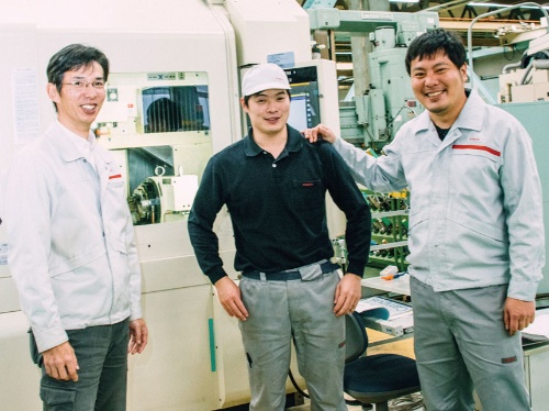金型加工を担当した若手技術者（中央）、左は2人の上司でプロジェクトをバックアップした同課チーフの中村章一氏（写真：志田彩香）