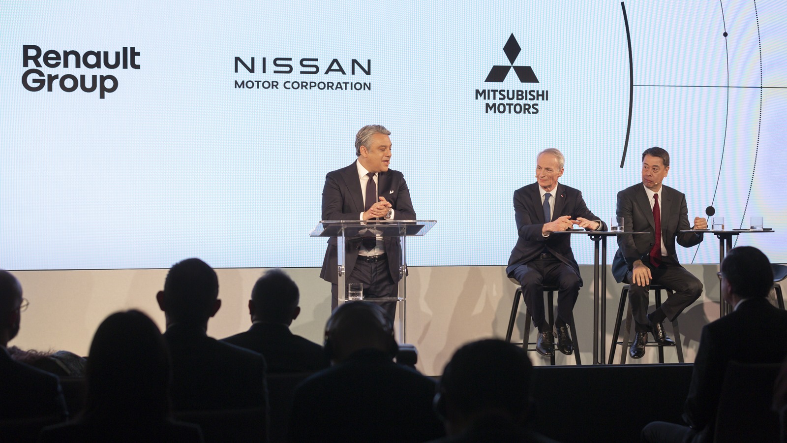 共同会見で説明するルノーグループCEOのルカ・デメオ氏（左）